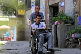 Sợ bóng sợ gió một hồi! Đội Thanh Đảo ghi: Dương Hãn Sâm trên đường đến bệnh viện đã bình phục hẳn là không có gì đáng ngại